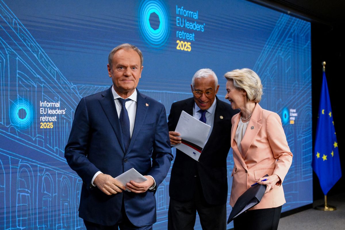 Lengyelország miniszterelnöke, Donald Tusk (balra), az Európai Bizottság elnöke, Ursula von der Leyen (jobbra) és az Európai Tanács elnöke, Antonio Costa