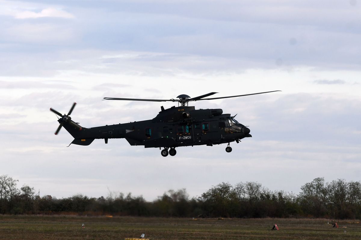 20231106 Szolnok
Megérkezett a Magyar Honvédség második pár Airbus H225M típusú helikoptere Szolnokra. A 72-es és 73-as oldalszámú közepes, csapatszállító (Troop Transport Helicopter) konfigurációjú, francia és magyar pilóták által vezetett forgószárnyasokat dr. Bali Tamás ezredes, a szolnoki Kiss József 86. Helikopterdandár parancsnoka és Réz Levente ezredes, a dandár törzsfőnöke fogadta a helyőrség repülőterén.
Fotó: Mészáros János MJ
Új Néplap