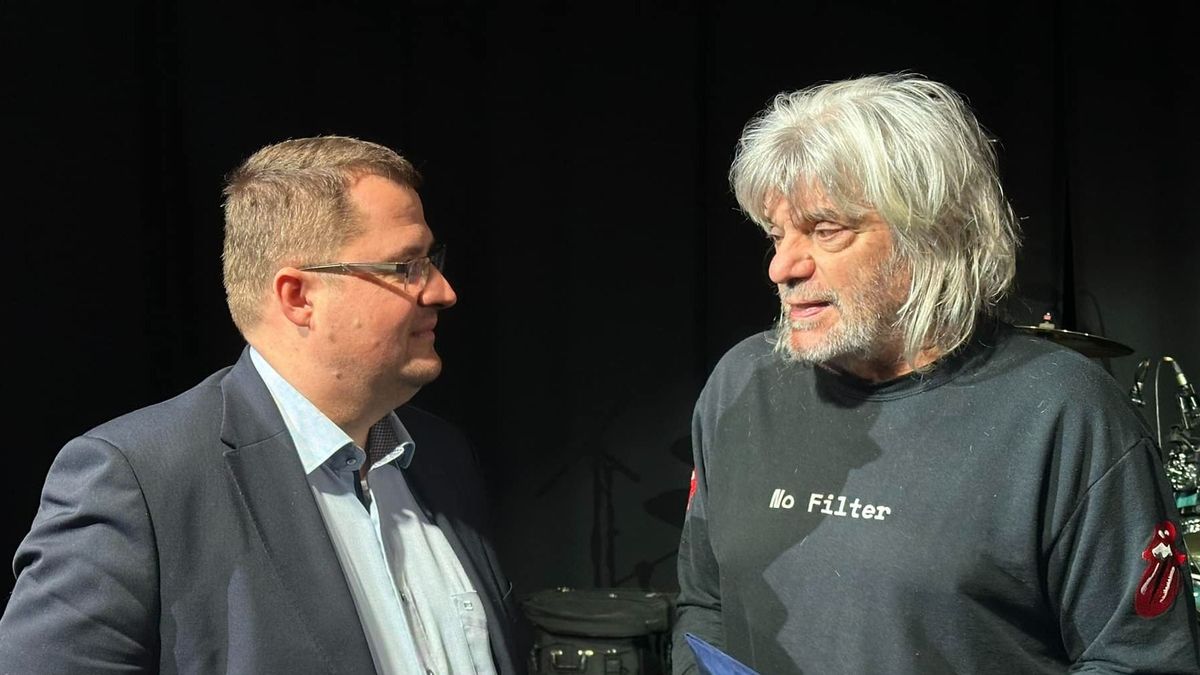 „Ez Simicska Lajos száma” – így viccelte meg a születésnapos Hobo a miniszterelnök személyi titkárát