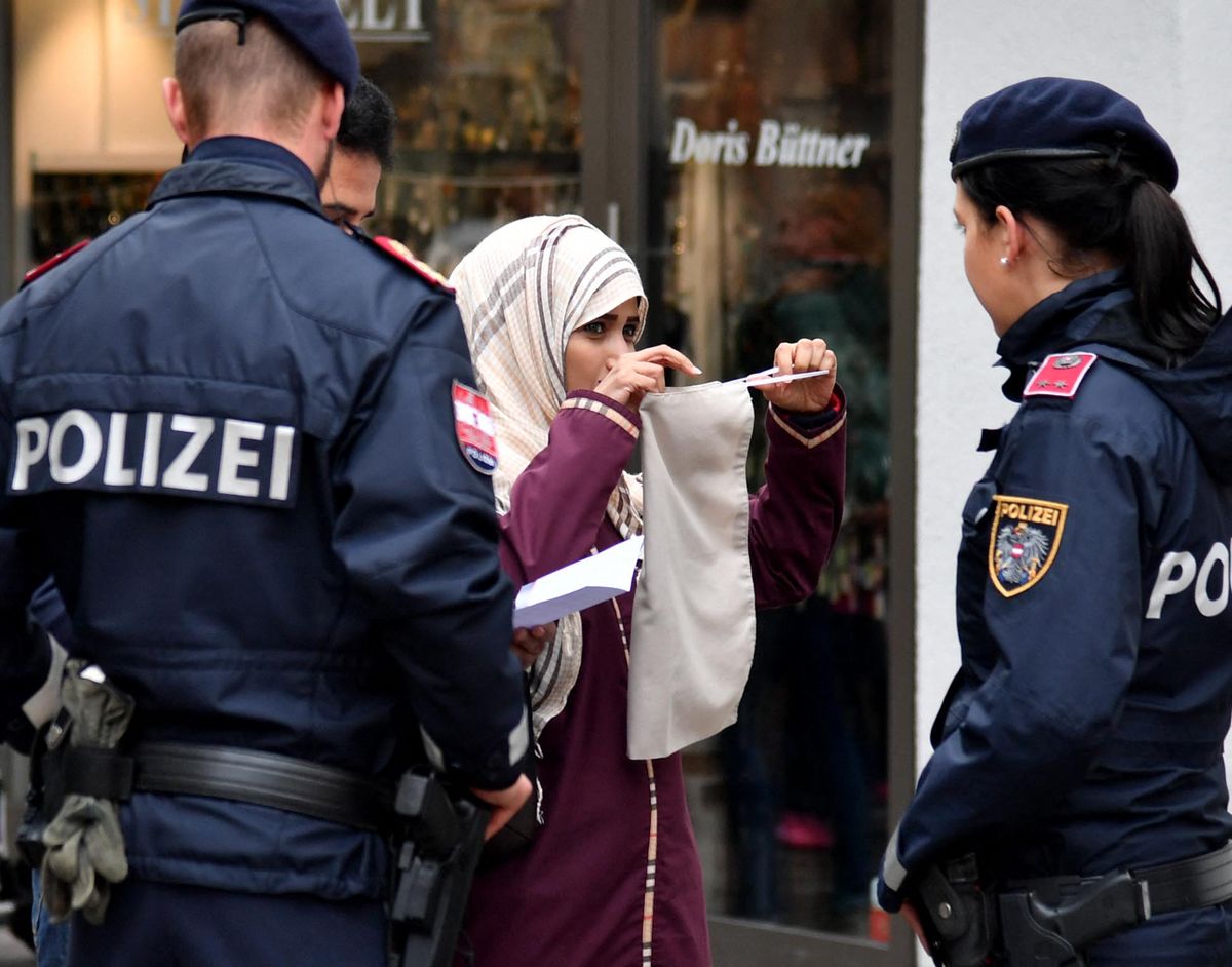 2017. október 1-jén rendőrök szólítanak fel egy nőt, hogy fedje fel az arcát. Az osztrák hatóságok ezen a napon vezették be a teljes arcot eltakaró iszlám fátyol viselésének tilalmát, követve más európai országok hasonló intézkedéseit.