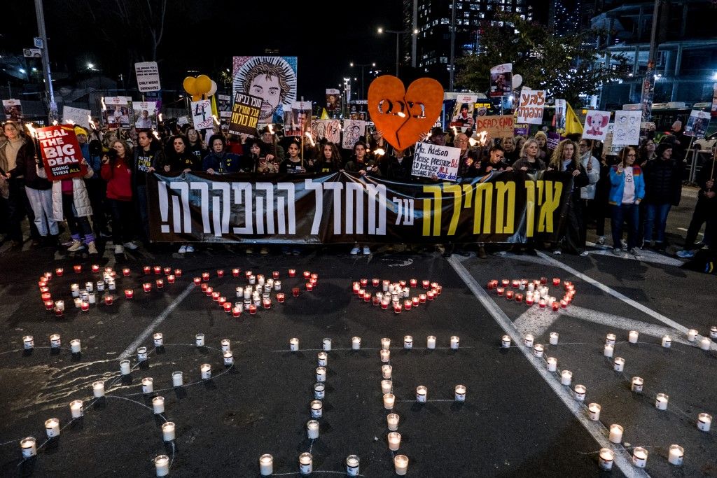 Izraeli túszok hozzátartozói és tüntetők gyülekeznek a védelmi minisztérium épülete előtt. A Hamász által elrabolt túszok hazaengedését követelik (Fotó: AFP)