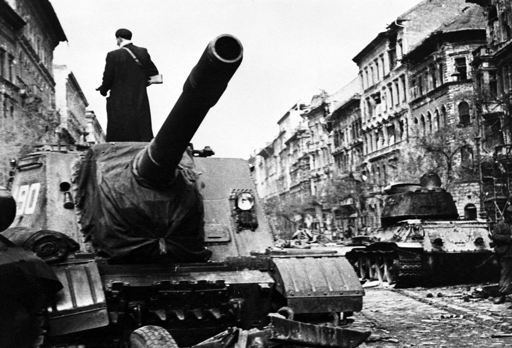 Az 1956. november 6-án készült képen egy szovjet tank látható a budapesti utcán