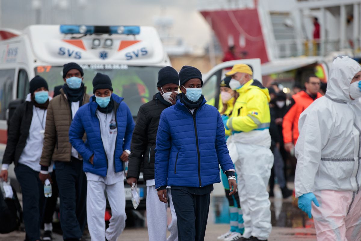 Tömegével érkeznek az illegális migránsok Európába (Fotó: NurPhoto via AFP)