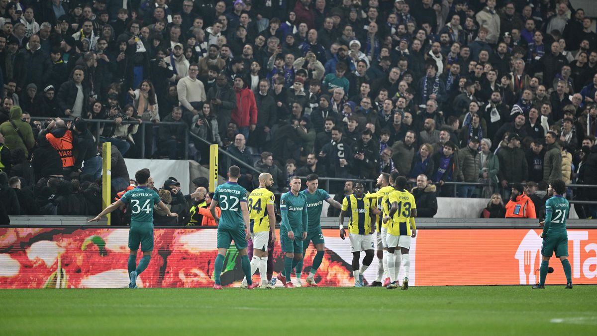 Brüsszeli kudarc: félbeszakadt az Európa-liga-meccs, Mourinho nem volt boldog + videó