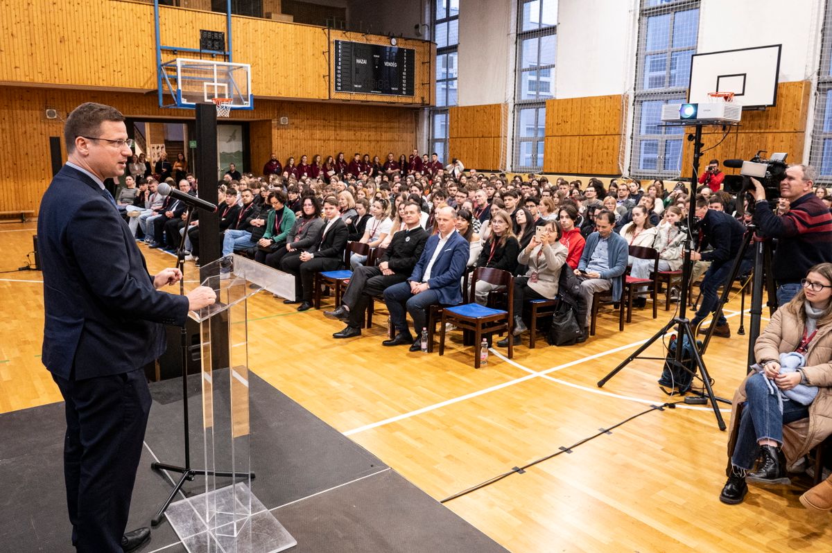 Gulyás Gergely Miniszterelnökséget vezető miniszter beszédet mond a Rákóczi Szövetség Kárpát-medencei középiskolás vezetői fórumának megnyitóján a budapesti Lónyay Utcai Református Gimnáziumban 2025. február 21-én (Fotó:MTI/Szigetváry Zsolt)