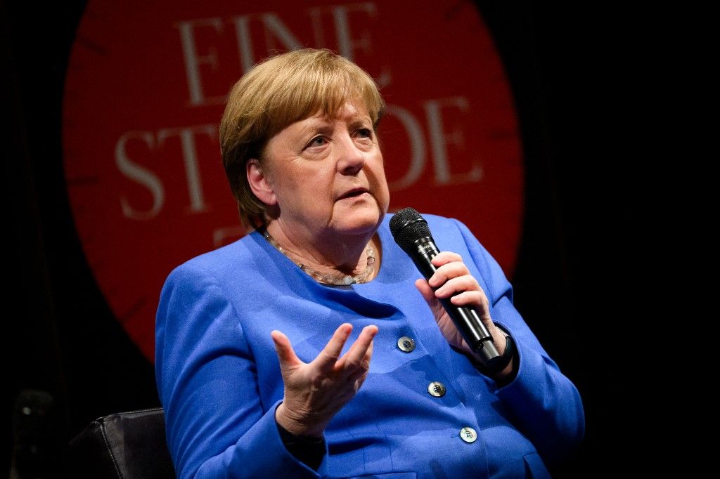 Angela Merkel volt német kancellár részt vesz a Die Zeit német lap által 2025. február 5-én az észak-németországi hamburgi Deutsches Schauspielhaus színházban tartott beszélgetésen