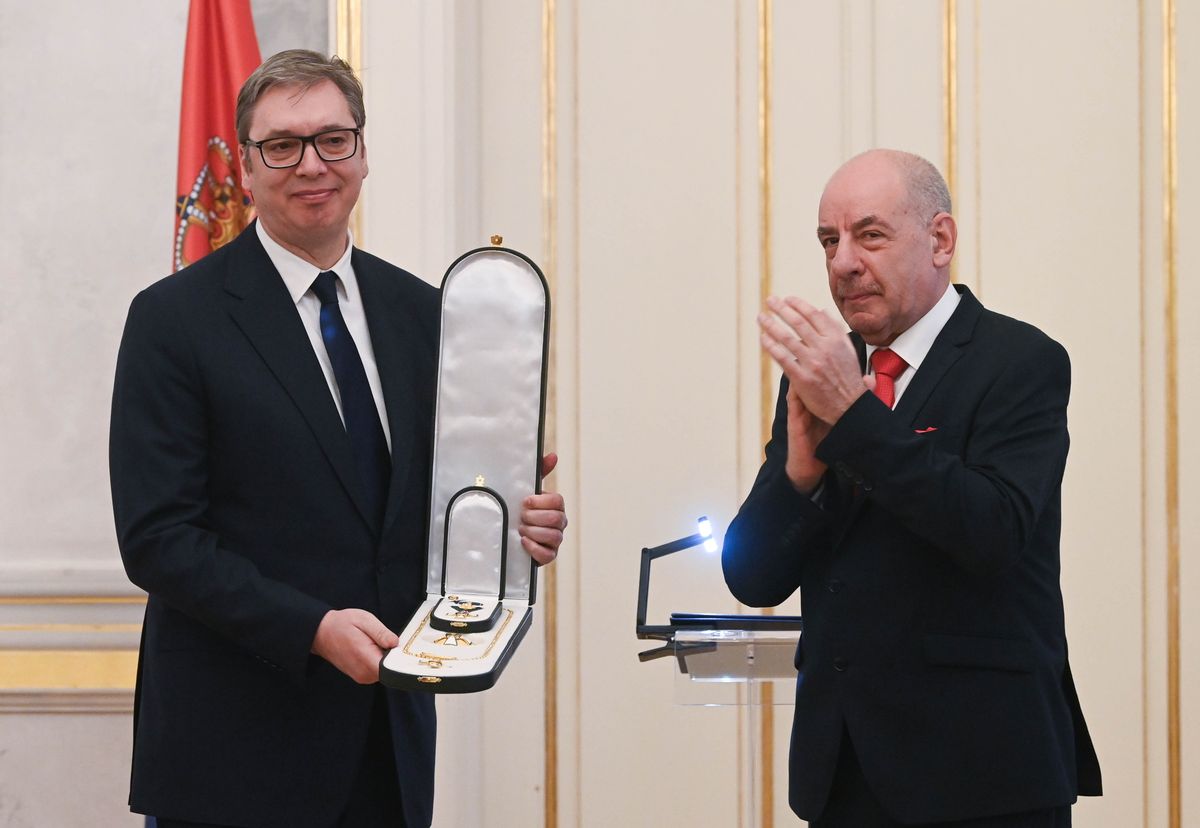 Sulyok Tamás köztársasági Sulyok Tamás köztársasági elnök átadja a Magyar Érdemrend nagykeresztje kitüntetést Alekszandar Vucic szerb államfőnek a Sándor-palotábanelnök átadja a Magyar Érdemrend nagykeresztje kitüntetést Aleksandar Vucic szerb államfőnek a Sándor-palotában