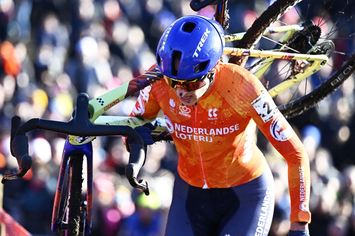 Dutch Lucinda Brand Vas Blanka terepkerékpár világbajnokság pictured in action during the women elite race, at the UCI Cyclocross World Championships, in Lievin, France, Saturday 01 February 2025. The world championships are taking place from 31 January until 02 February.BELGA PHOTO JASPER JACOBS (Photo by JASPER JACOBS / BELGA MAG / Belga via AFP)