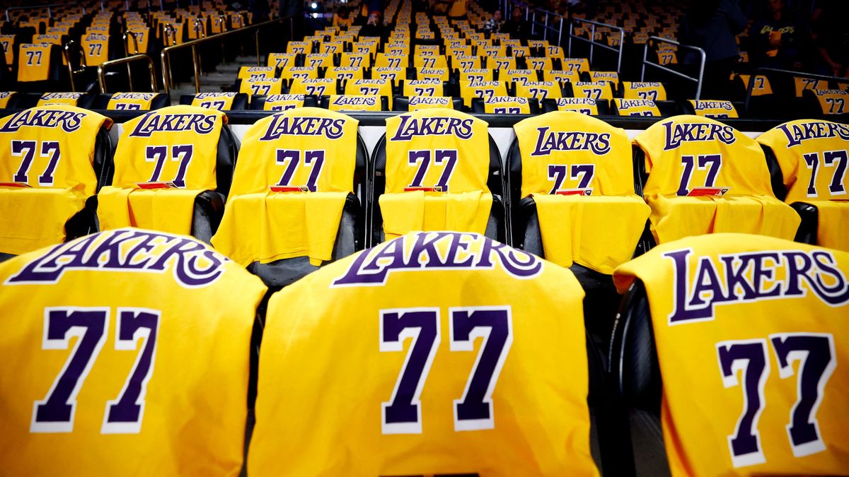 A Los Angeles Lakers-Utah Jazz NBA-mérkőzésen Doncic bemutatkozása apropóján a Crypto.com aréna összes székét a szlovén sztár 77-es meze díszítette 