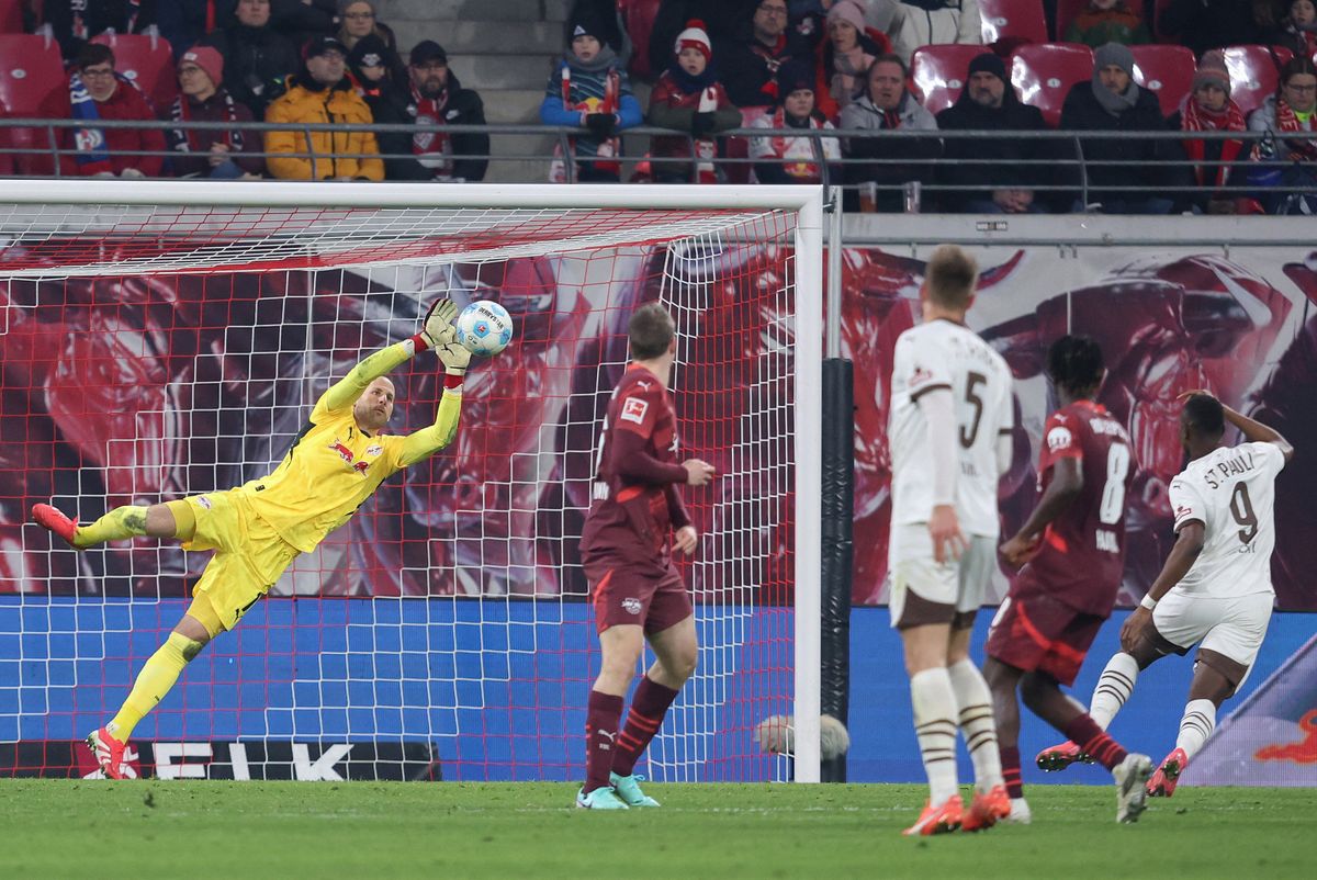 Gulácsi Péter nagy védése az RB Leipzig St. Pauli mérkőzésen, Willi Orbán piros lapja miatt  emberhátrányba került a lipcsei csapat