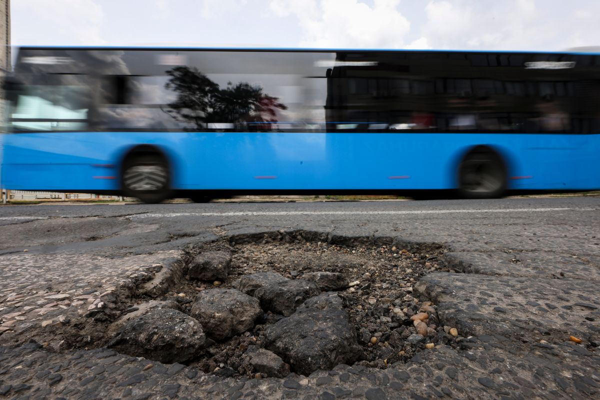 Kátyús aszfalt Budapesten. (Fotó: MTI/Hegedüs Róbert)