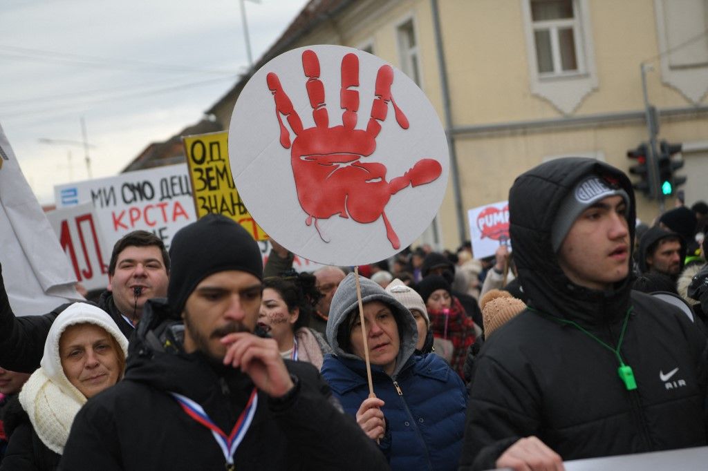 Tüntetők Szerbiában (Fotó: AFP)