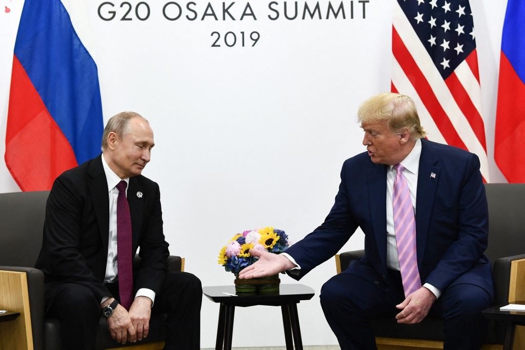 Donald Trump (J) amerikai elnök találkozón vesz részt Vlagyimir Putyin orosz elnökkel a G20-ak oszakai csúcstalálkozóján 2019. június 28-án. Kína támogatja az orosz-amerikai konszenzust (Fotó: AFP)