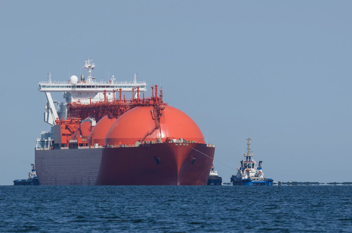 Trump energiapolitikájaLng,Tanker,-,Ship,And,Tugs,Sails,To,Gas,Terminal