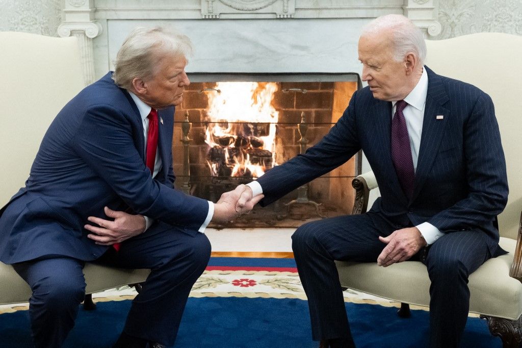 Joe Biden amerikai elnök kezet fog Donald Trump megválasztott amerikai elnökkel a washingtoni Fehér Ház Ovális Irodájában 2024. november 13-án tartott megbeszélésen