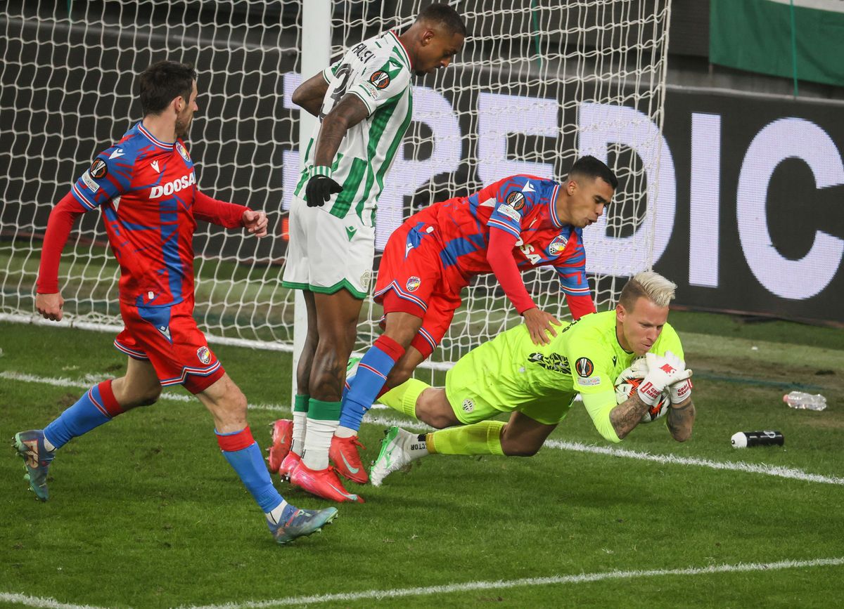 Februárban Gróf Dávid (labdával) védte az FTC kapuját a Plzen elleni Európa-liga-meccsen, és Budapesten nem is kapott gólt