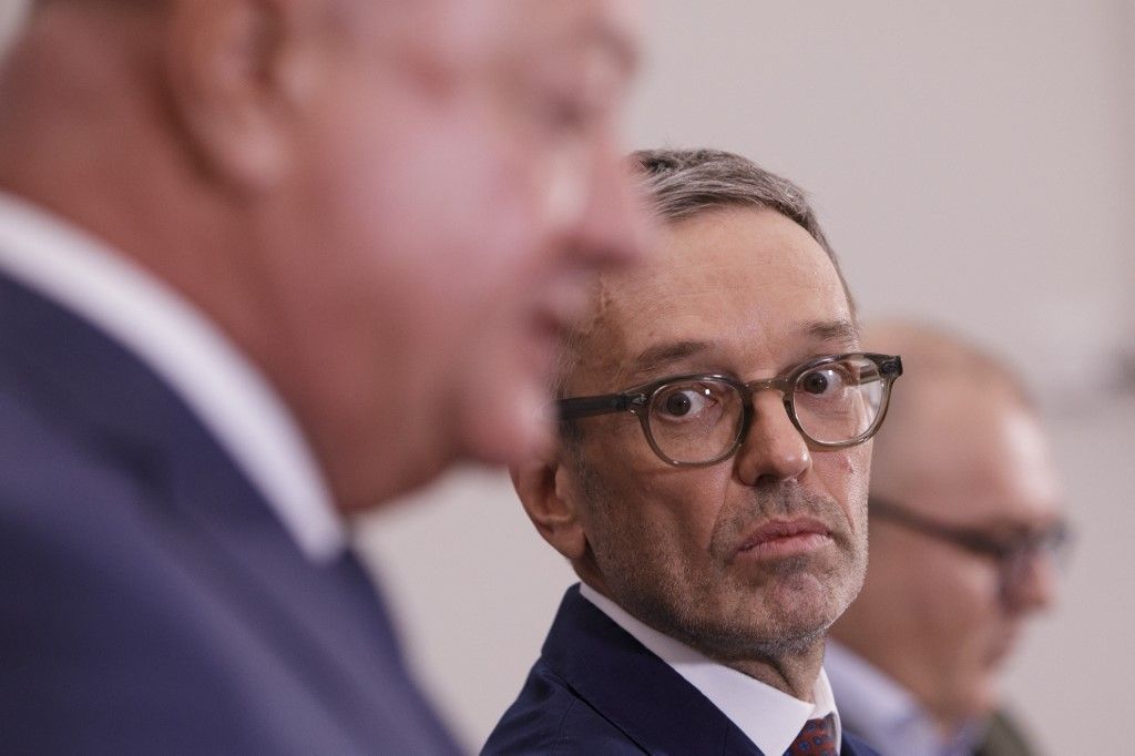 A Szabadságpárt (FPÖ) vezetője, Herbert Kickl (R) és az Osztrák Néppárt (ÖVP) ideiglenes vezetője, Christian Stocker a koalíciós tárgyalásokról tartott sajtótájékoztatón