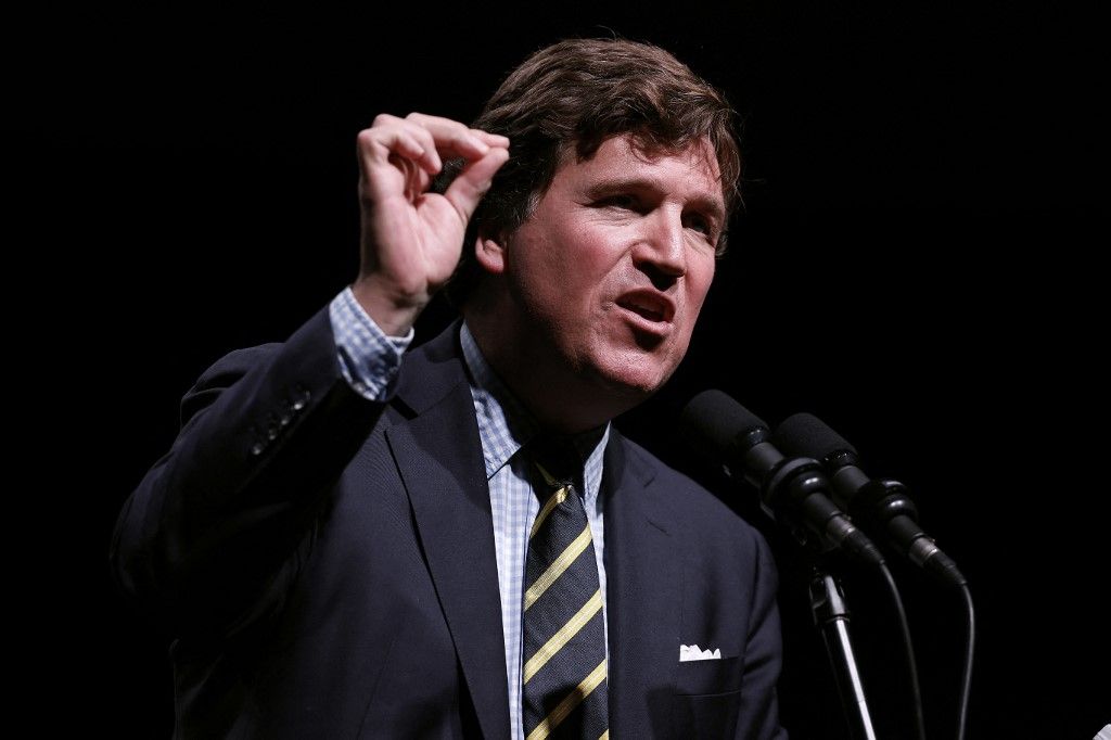 Tucker Carlson beszédet mond