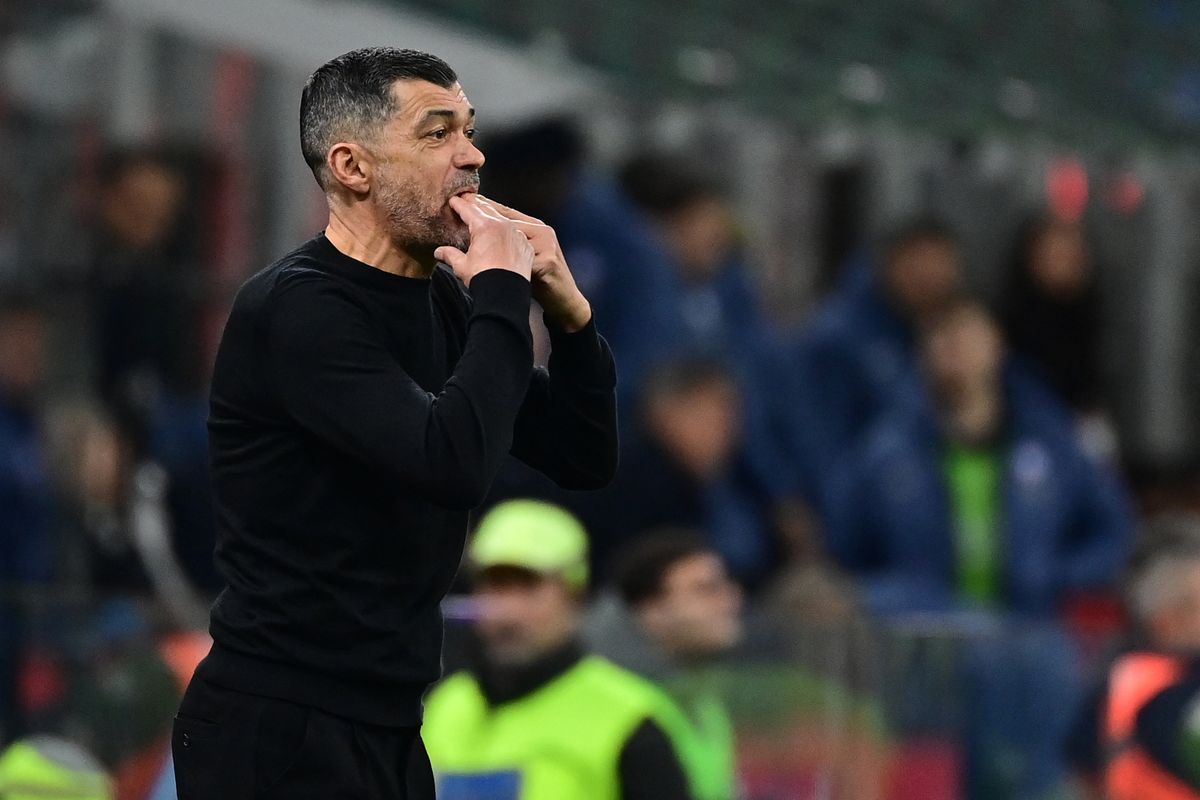 AFP or licensors/AC Milan Portuguese head coach Sergio Conceicao gestures during the Italian Serie A football match between AC Milan and Inter at San Siro stadium in Milan, on February 2, 2025. (Photo by PIERO CRUCIATTI / AFP) kirúgják