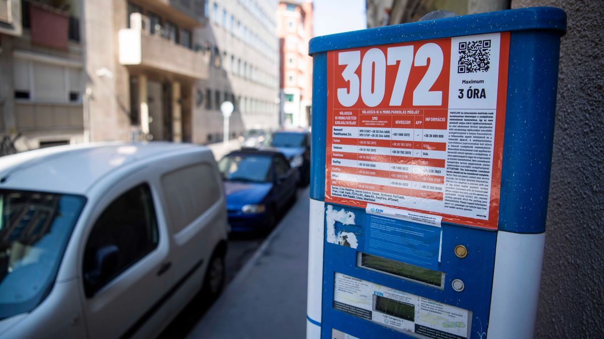 Parkolóautomata Budapest belvárosában 2022. szeptember 5-én. Ettől a naptól többet kell fizetni a parkolásért Budapesten, a belső kerületekben hatszáz forintba kerül óránként, miután életbe lépett az új, négy zónatípusból álló egységes fővárosi parkolási rendszer.