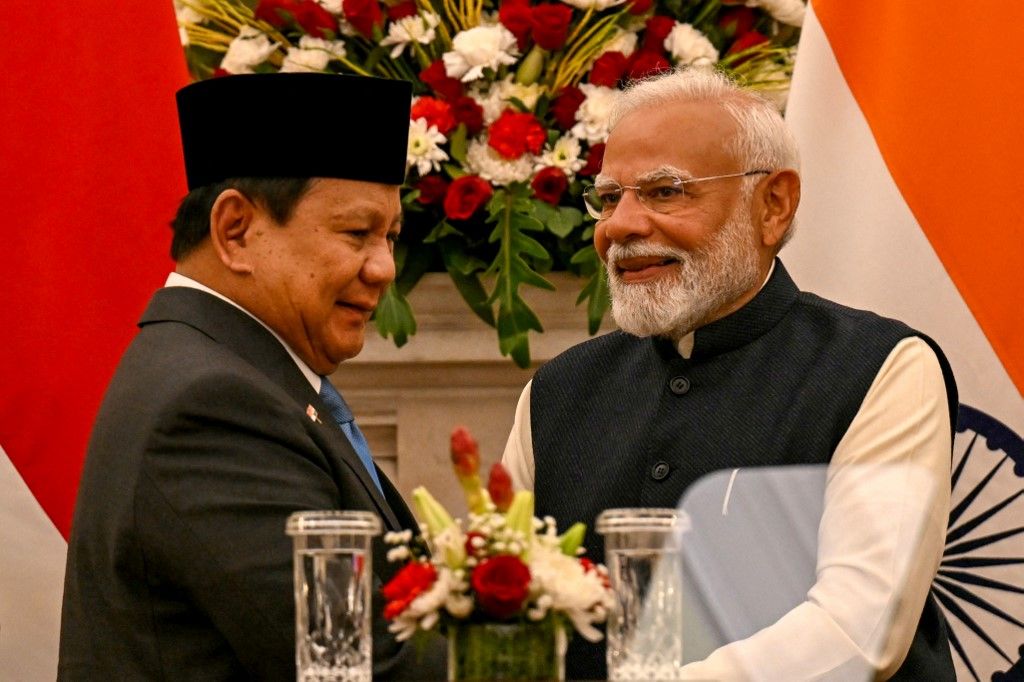 Prabowo Subianto (L) indonéz elnök és Narendra Modi indiai miniszterelnök  az újdelhi Hyderabad House-ban tartott közös sajtótájékoztatón 2025. január 25-én