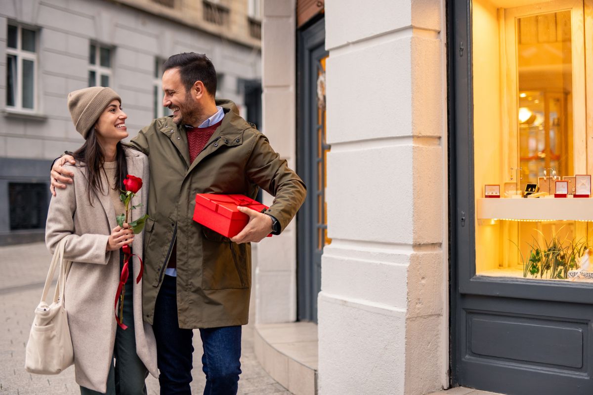 A,Mid,Adult,Caucasian,Couple,Walks,Cheerfully,On,A,City
valentin nap virág rózsa