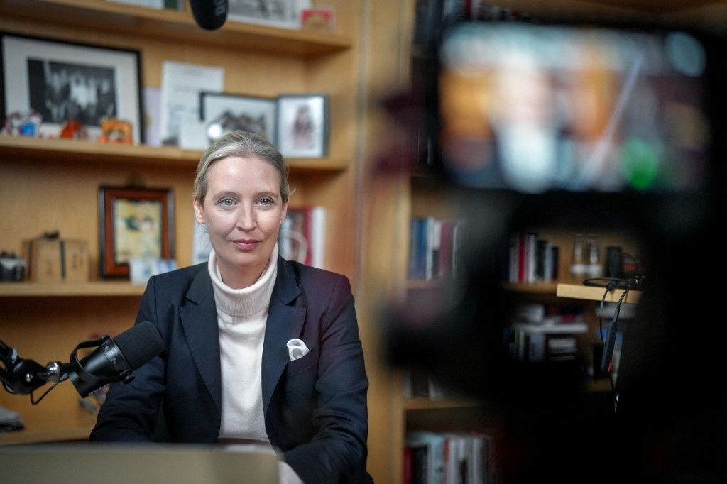 Alternatíva Németországért (AfD) párt társelnöke és a párt kancellárjelöltje, Alice Weidel mielőtt élő beszélgetést folytat Elon Muskkal az amerikai technológiai milliárdossal és üzletemberrel az X közösségi oldalon (Fotó: AFP/Kay Nietfeld)