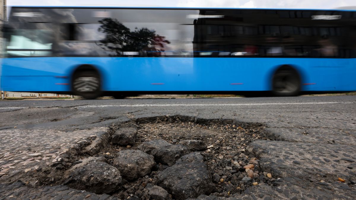 MTVA - Médiaszolgáltatás-támogató és Vagyonkezelõ Alap/Budapest, 2024. május 25.Kijavítatlan kátyú Vitézy Dávid, az LMP és a Vitézy Dáviddal Budapestért Egyesület által támogatott fõpolgármester-jelölt Tarthatatlan a fõvárosi utak állapota, tízszer több útfelújításra van szükség! címmel tartott sajtótájékoztatójának helyszínén, a 99-es busz Fertõ és Bihari utca keresztezõdésénél lévõ megállójánál 2024. május 25-én.MTI/Hegedüs Róbert