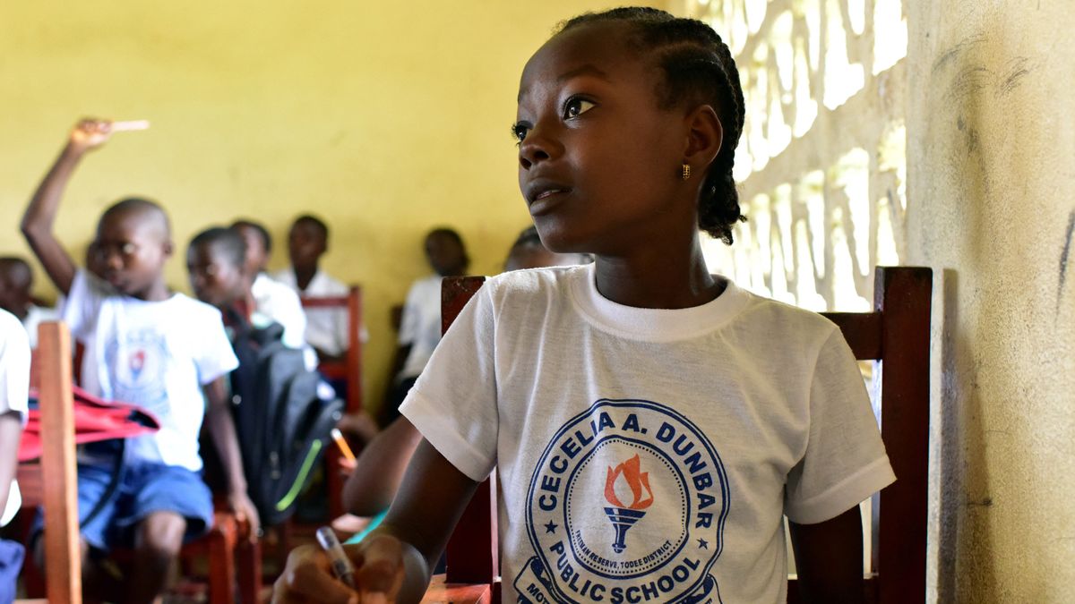 Lugas
A picture taken on October 12, 2017 shows pupils working during a class at the Cecelia Dunbar Public school in the city of Freeman Reserved, north of Monrovia. (Photo by ISSOUF SANOGO / AFP)