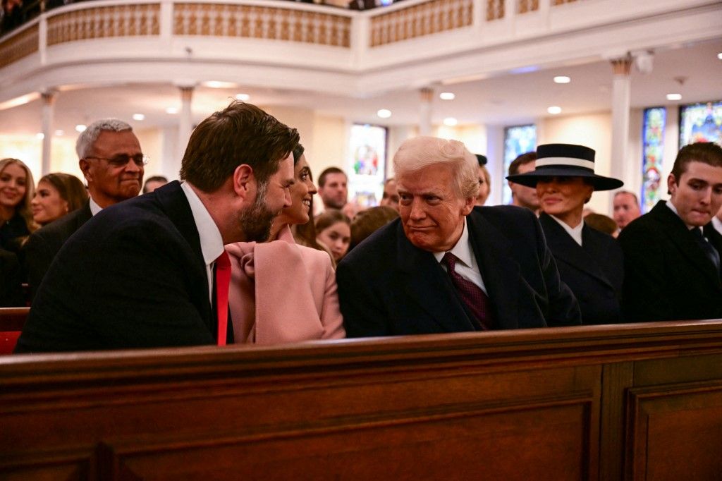 Donald Trump amerikai elnök és J. D. Vance (B) alelnök (Fotó: AFP)