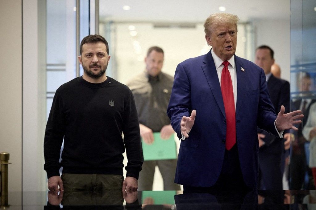 Volodimir Zelenszkij (L) ukrán elnök és Donald Trump korábbi találkozójukon 2024. szeptember 27-én New Yorkban 