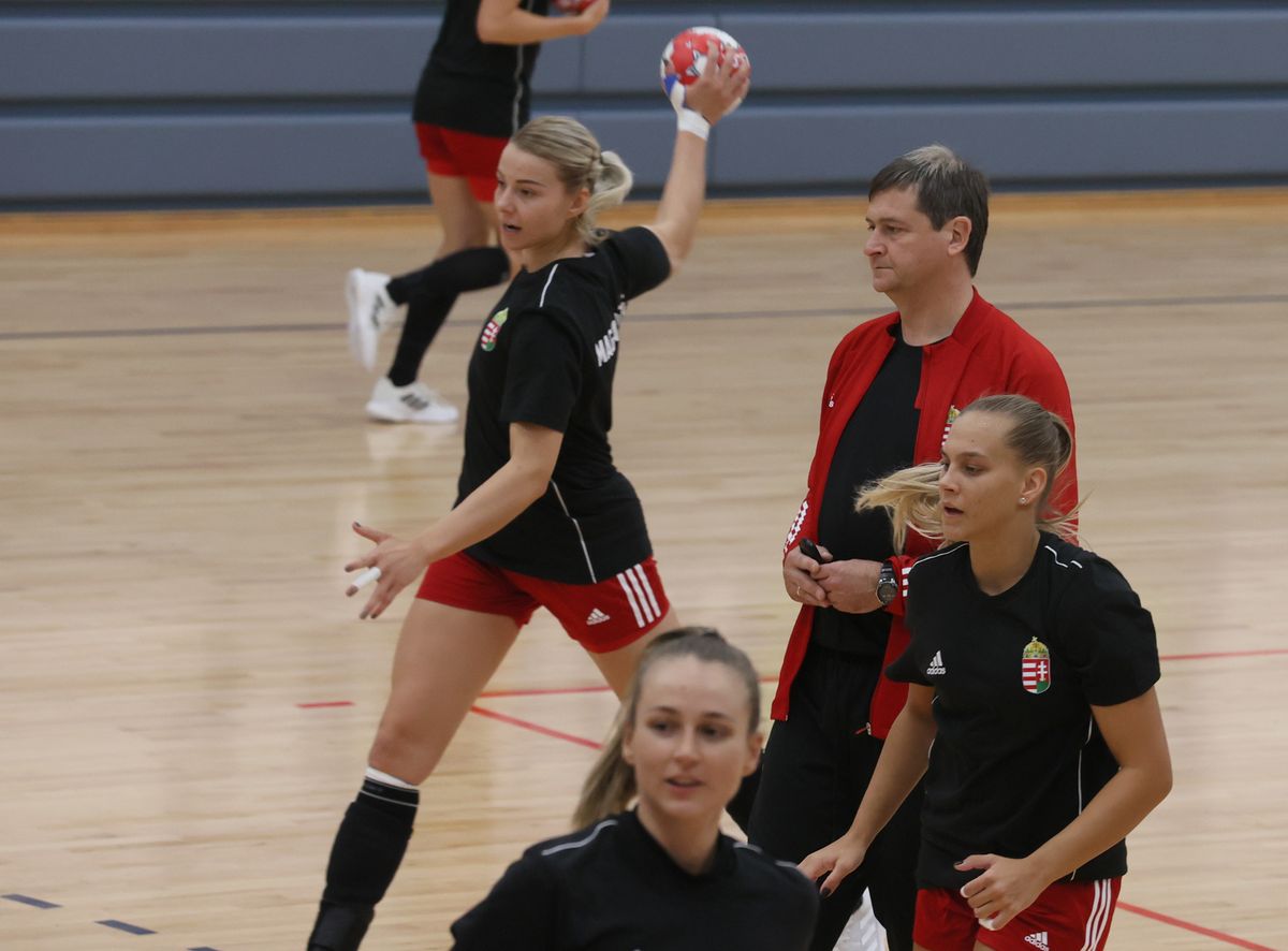 Budapest 20211004 
A női kézilabda válogatott edzése.
Fotó: Mirkó István MI Magyar Nemzet

képen: FODOR Csenge, GOLOVIN Vlagyimir Szövetségi kapitány, KLUJBER Katrin