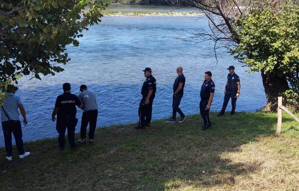 A szerb rendőrök a Drina folyó partján kutatnak, miután egy 30 illegális migránst szállító hajó elsüllyedt Szerbia és Bosznia-Hercegovina határán, Ljubovija város közelében 2024. augusztus 22-én (Fotó: AFP)