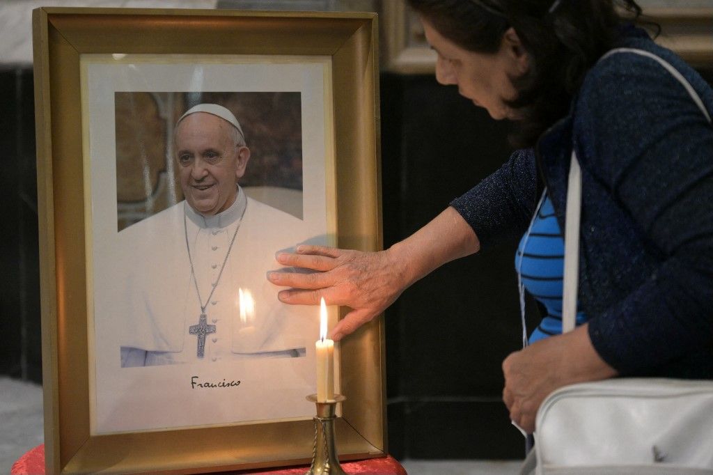 A hívek világszerte aggódnak Ferenc pápa betegsége miatt