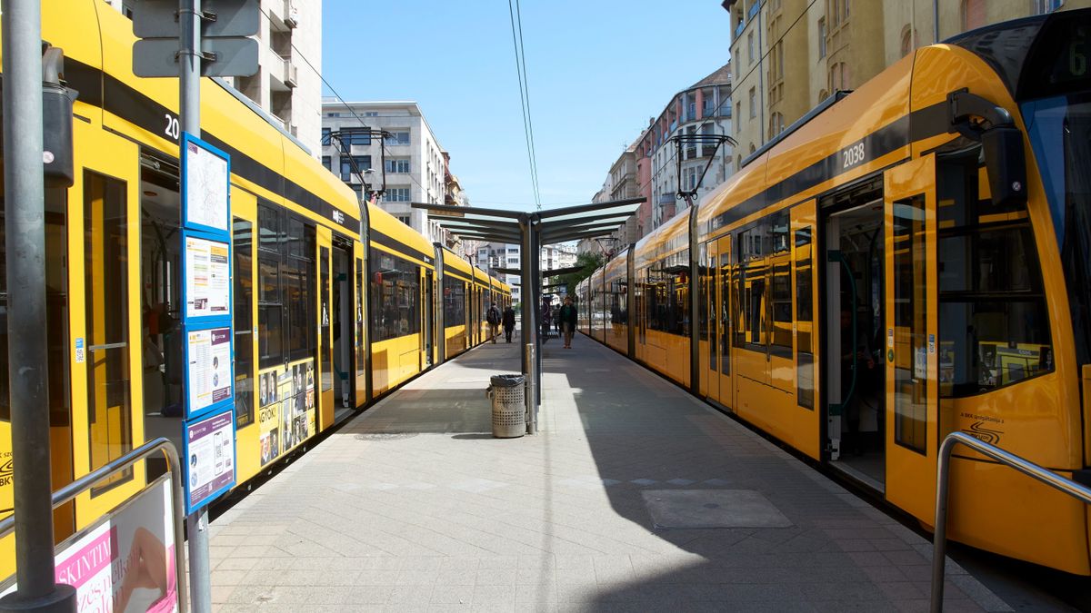 Közelekdés - Budapest - Villamosforgalom a Margit körúton

Róka László/Budapest, 2023. május 1.A Budapesti Közlekedési Központ (BKK) 4-es 6-os vonalán közlekedõ Siemens Combino Supra villamosok a Margit körút Mechwart liget megállójában.MTVA/Bizományosi: Róka László ***************************Kedves Felhasználó!Ez a fotó nem a Duna Médiaszolgáltató Zrt./MTI által készített és kiadott fényképfelvétel, így harmadik személy által támasztott bárminemû  különösen szerzõi jogi, szomszédos jogi és személyiségi jogi  igényért a fotó szerzõje/jogutódja közvetlenül maga áll helyt, az MTVA felelõssége e körben kizárt.