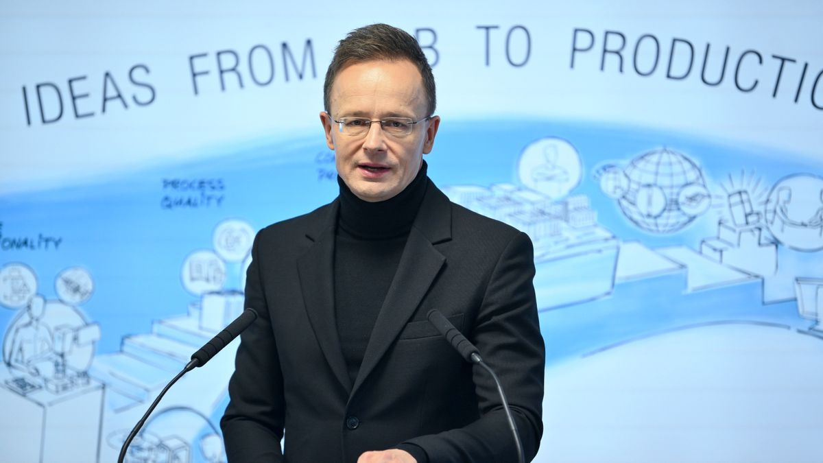 Szijjártó Péter űripari bejelentést tett