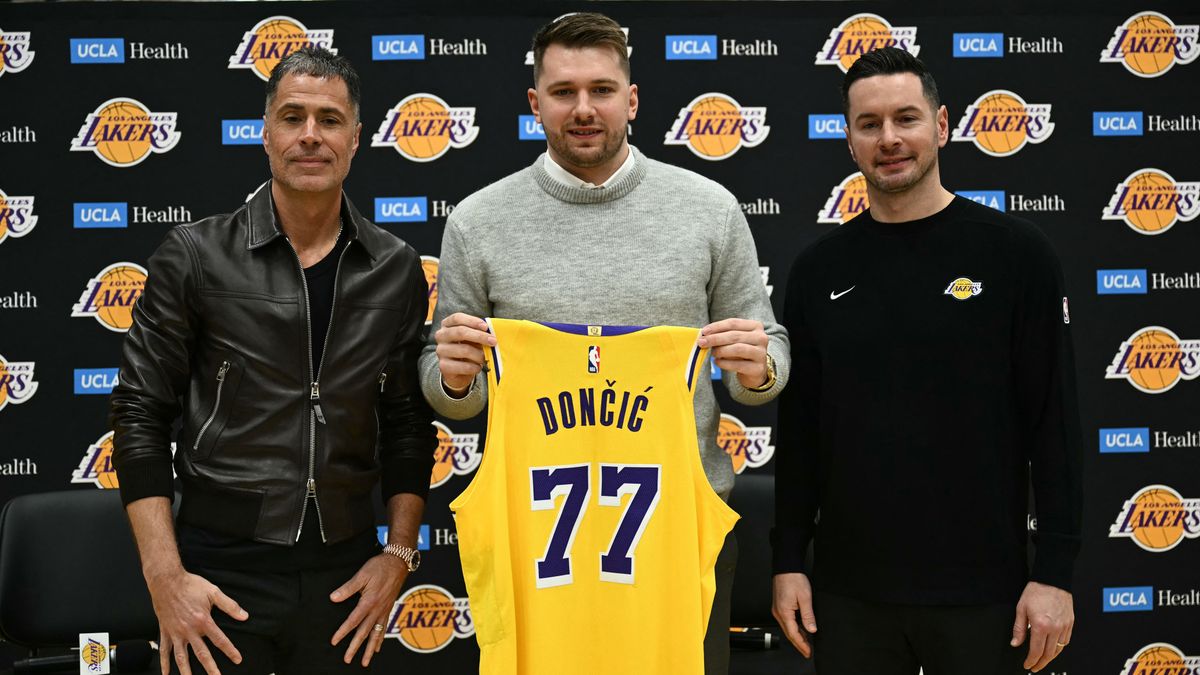 Luka Doncic itt már a Los Angeles Lakers mezében pózol. Továbbra is az NBA egyik sztárja marad