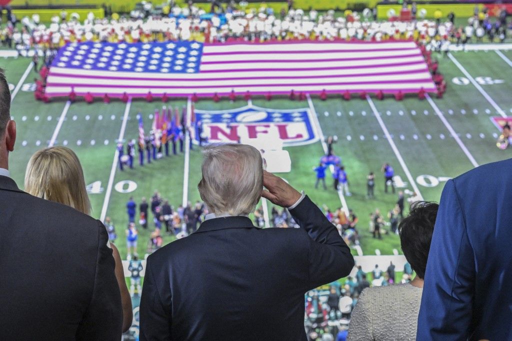 Donald Trump amerikai elnök tiszteleg a himnusznak a Super Bowlon