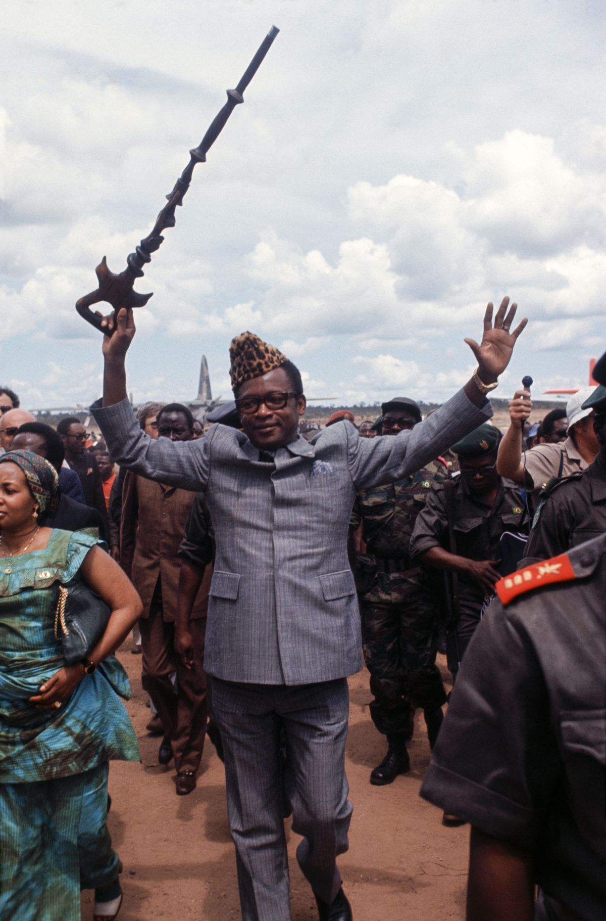 Lugas
Mobutu Sese Seko levant son sceptre circa 1980 au Zaïre/République démocratique du Congo. (Photo by Alain MINGAM/Gamma-Rapho via Getty Images)