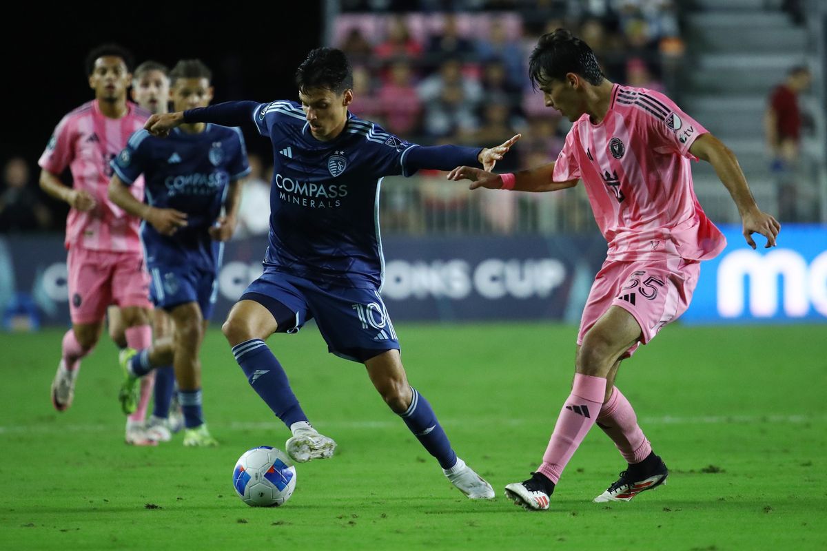 FORT LAUDERDALE, FLORIDA - FEBRUARY 25: Dániel Sallói #10 of Sporting Kansas City dribbles against Federico Redondo #55 of Inter Miami during the second half of a 2025 Concacaf Champions Cup second leg match between Sporting Kansas City and Inter Miami at Chase Stadium on February 25, 2025 in Fort Lauderdale, Florida.  (Photo by Leonardo Fernandez/Getty Images)