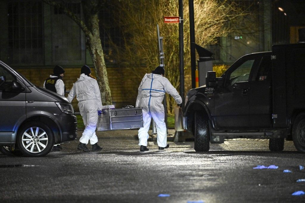 Helyszínelők dolgoznak az iskolai lövöldözés helyszínén, a közép-svédországi Örebro városában