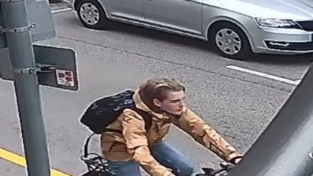 Fejberúgott egy gyalogost, majd eltűnt a biciklis