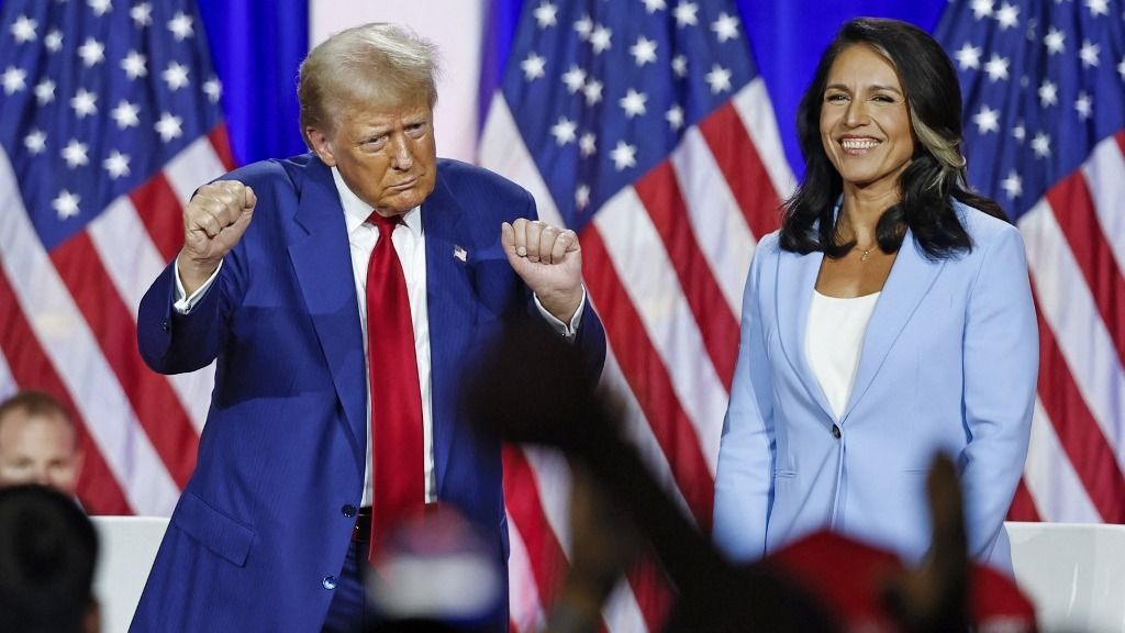 Donald Trump amerikai elnök és Tulsi Gabbard, az amerikai hírszerzés új vezetője