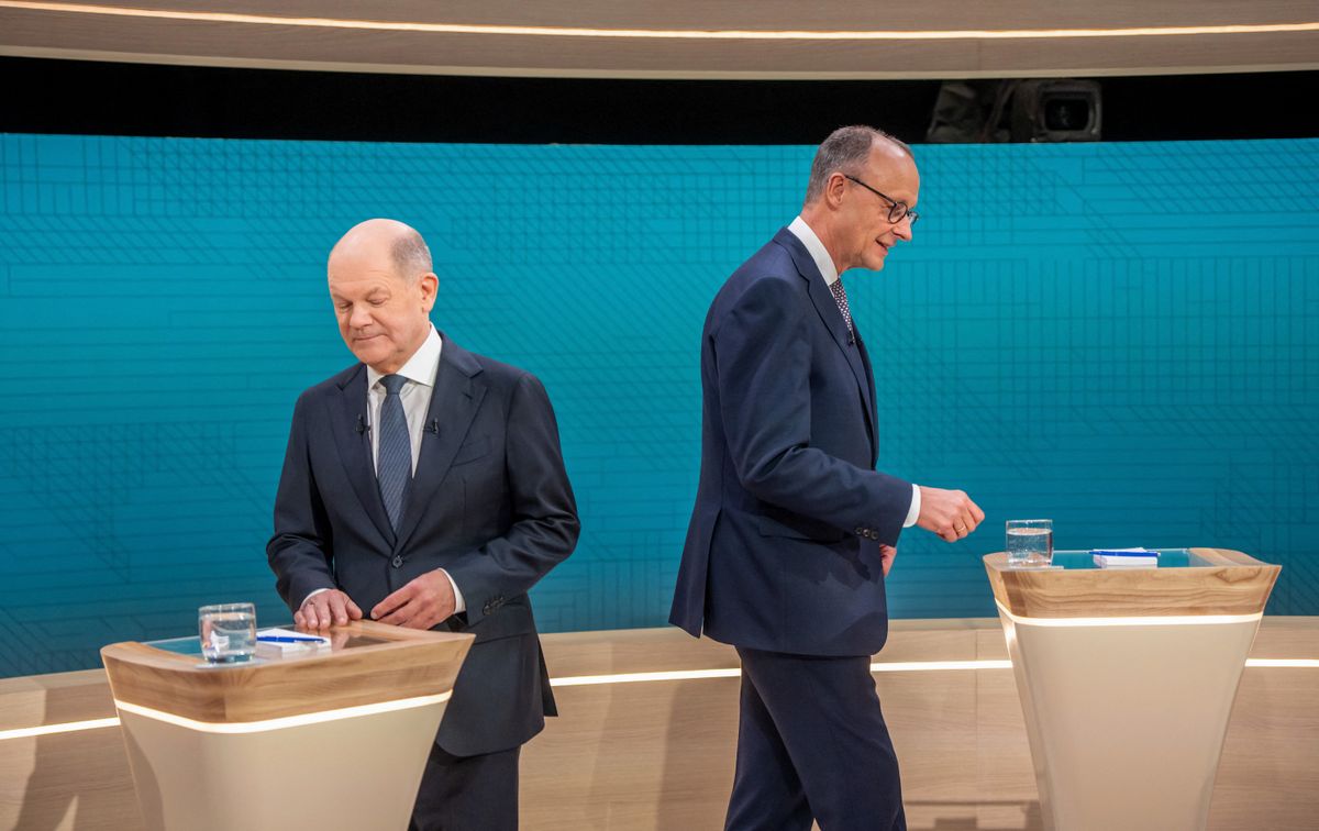 Olaf Scholz (L) német kancellár, a Szociáldemokrata Párt (SPD) fő jelöltje és Friedrich Merz, a Kereszténydemokrata Unió (CDU) fő jelöltje és elnöke az ARD és a ZDF közös televíziós vitája előtt