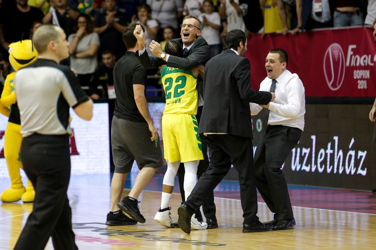 A klubvezető legenda, Török Zoltán sok ilyen boldog pillanatot élhetett át a Sopron Basket vezetőjeként