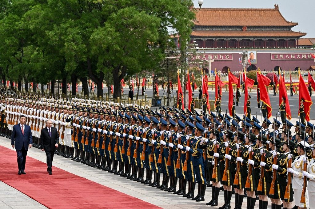 Vlagyimir Putyin orosz elnök és Hszi Csin-ping kínai elnök részt vesz a pekingi Tienanmen téri Népi Nagyterem előtt 2024. május 16-án tartott hivatalos üdvözlő ceremónián