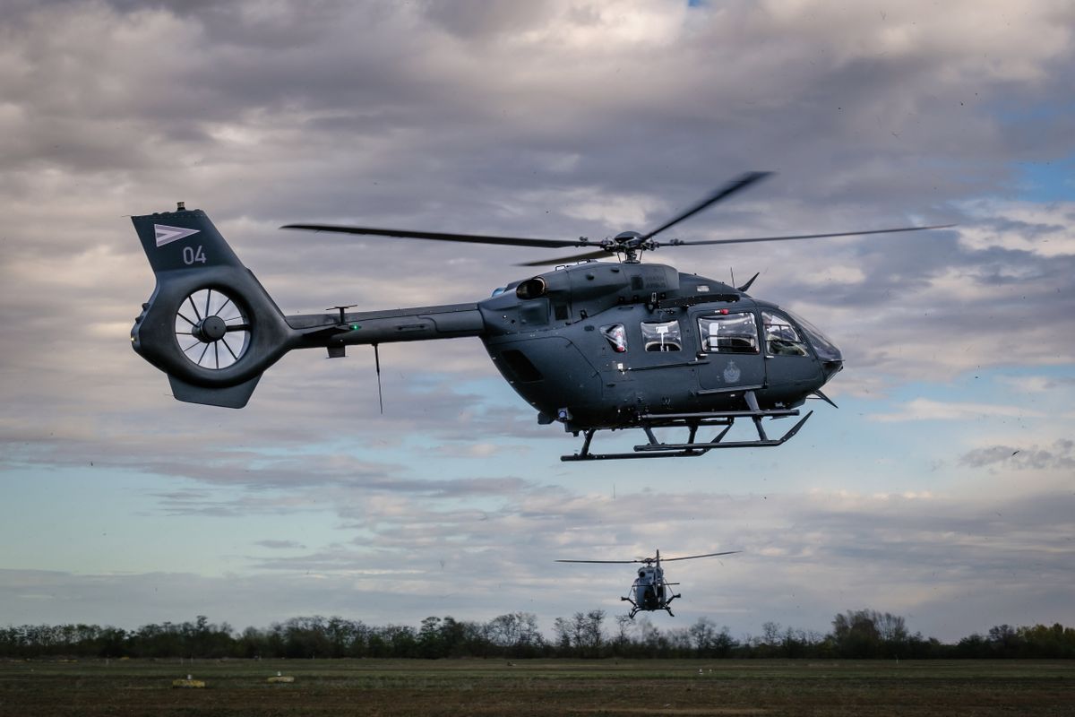 Szolnok, 2023. november 10.
A HM Zrínyi Nonprofit Kft./honvedelem.hu által ezen a napon, 2023. november 10-én közreadott képen Airbus H145M könnyű, többcélú katonai helikopterek indulnak az Adaptive Hussars 2023 többnemzeti országos hadgyakorlatra Szolnokról, az MH Kiss József 86. Helikopterdandártól Pápára.
MTI/HM Zrínyi Nonprofit Kft./honvedelem.hu/Horváth Sztaniszláv