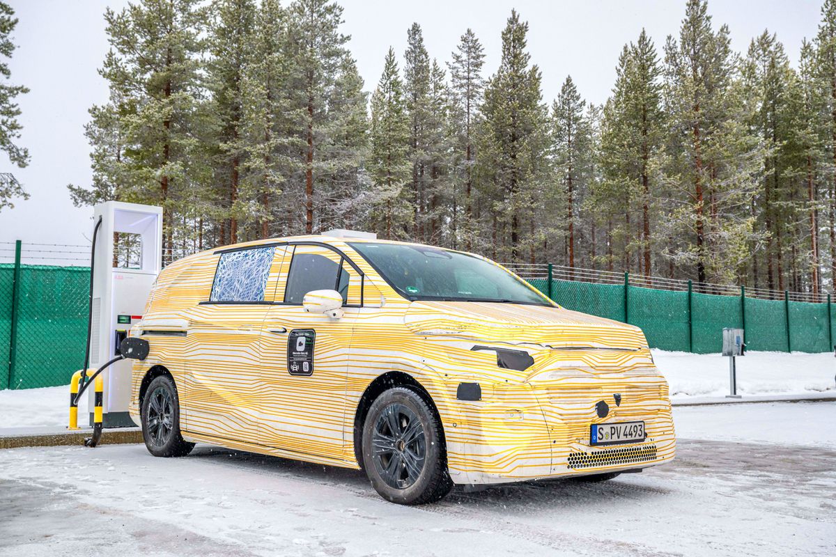 Neue Mercedes-Benz Großraumlimousinen meistern Wintererprobung am Polarkreis - Winter Testing Sweden VAN.EA-P 2025 

New Mercedes-Benz MPVs master winter testing in the Arctic Circle - Winter Testing Sweden VAN.EA-P 2025