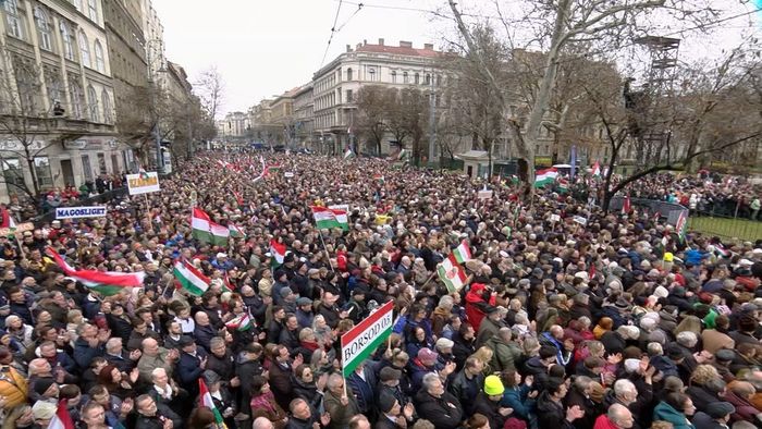 Budapest, 2025. március 15.
A videofelvételről készített képen résztvevők az 1848/49-es forradalom és szabadságharc 177. évfordulója alkalmából tartott állami díszünnepségen a Múzeumkertnél 2025. március 15-én.
MTI/MTVA