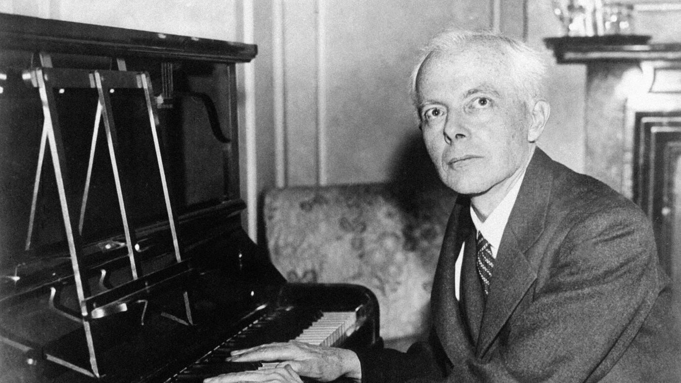 Bartók Béla, a XX. század világhírű magyar zeneszerzője a zongoránál.